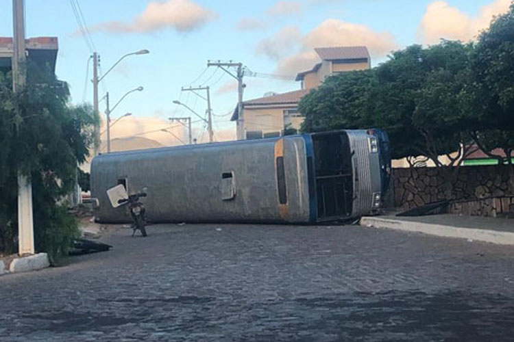 Ônibus com romeiros tomba no meio da rua na cidade de Ituaçu