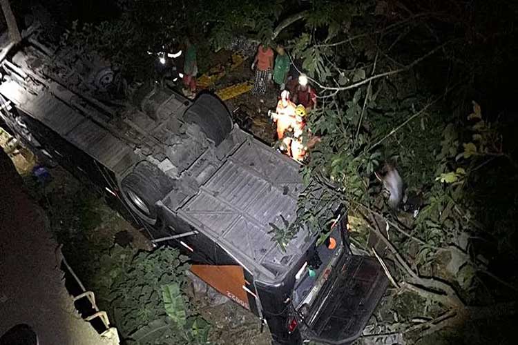 Ônibus com time de futebol cai de ponte em Minas Gerais e 4 pessoas morrem