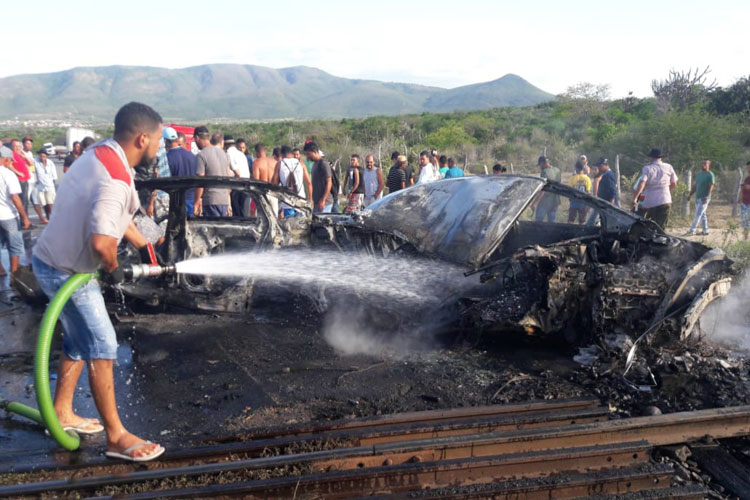 Empresário morre carbonizado após carro bater em trem na BA-493