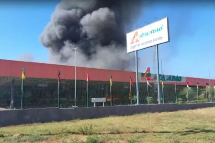 Supermercado é atingido por incêndio em Vitória da Conquista