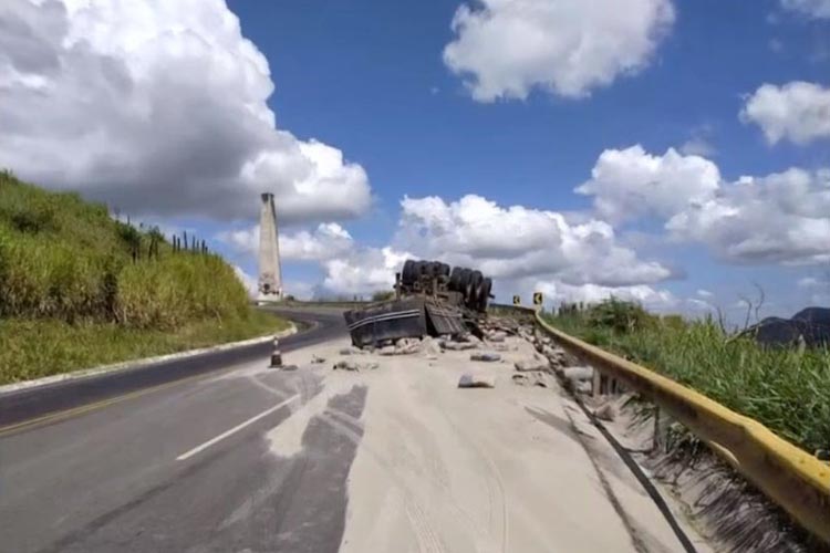 Conquista: Motorista de caminhão escapa ileso após capotar veículo na Serra do Marçal