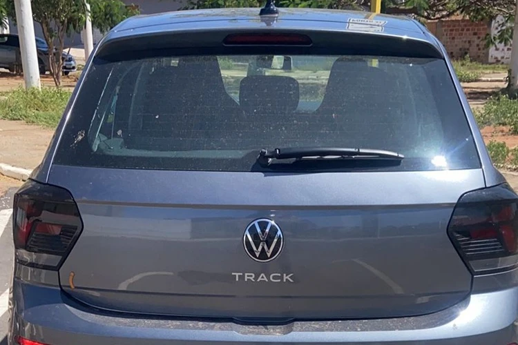 Carro furtado é encontrado próximo da Policlínica Regional de Saúde em Brumado