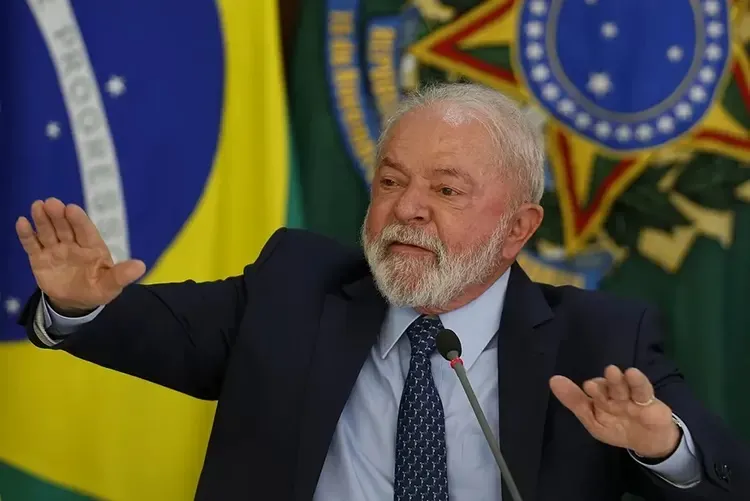 Aprovação do governo Lula cai e desaprovação aumenta