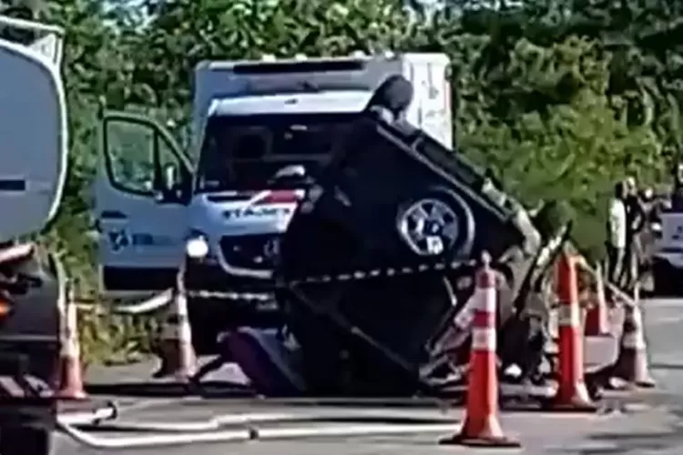 Acidente entre carro e carreta deixa dois mortos na BR-116 em Belo Campo