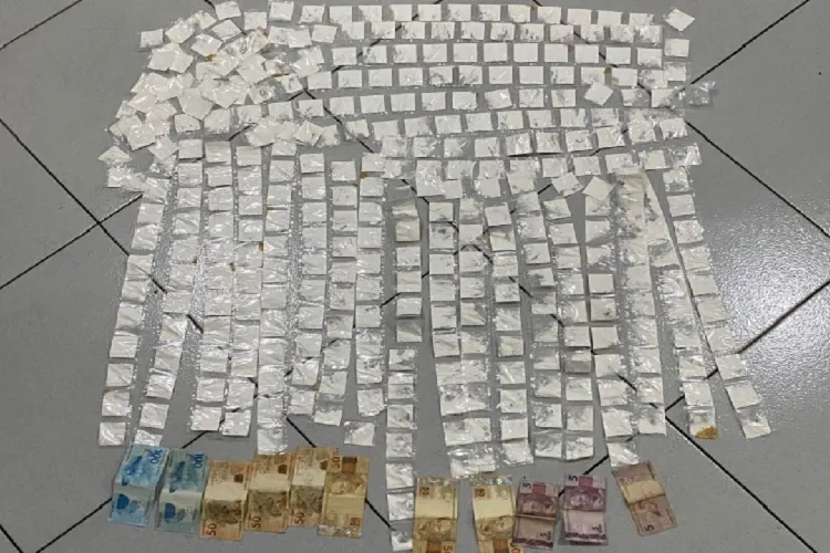 4ª CIPM apreende 350 papelotes de cocaína dentro de bar em Macaúbas