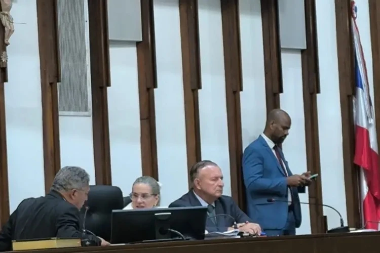 Ivana Bastos volta a presidir sessão plenária na AL-BA após uma semana internada em UTI