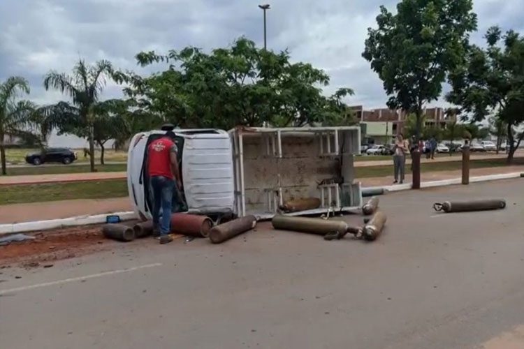 Caminhão carregado com cilindros de oxigênio tomba em pista no oeste da Bahia