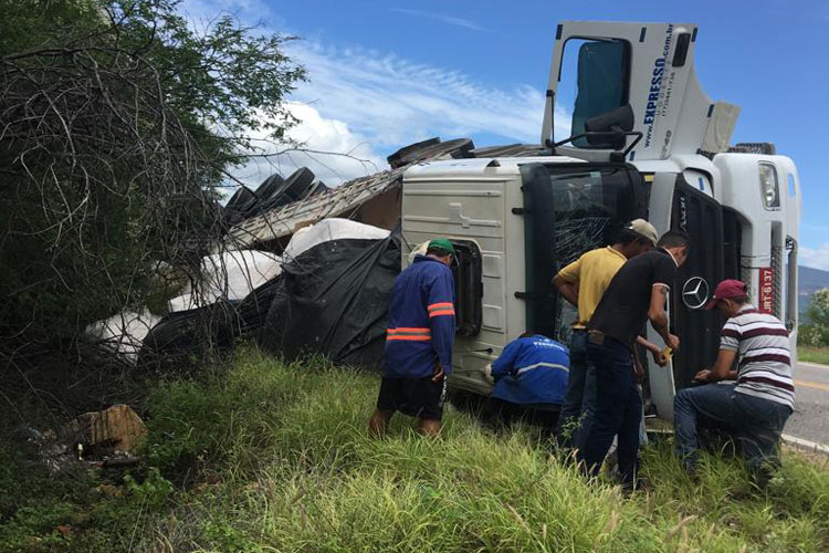 Carreta tomba na BR-030 em Brumado