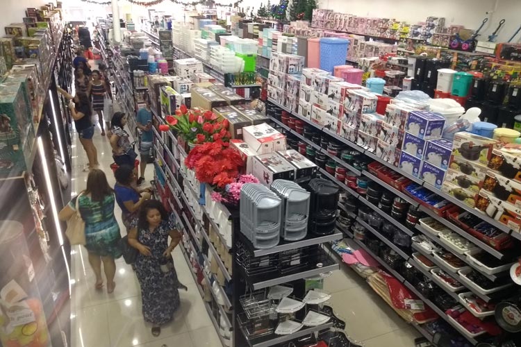 Consumidores vão às compras de natal e aprovam preços e atendimento no comércio de Brumado