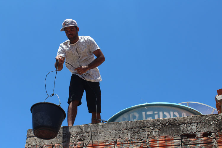 Brumado: Sem força na água da Embasa, morador é obrigado a encher caixa com balde