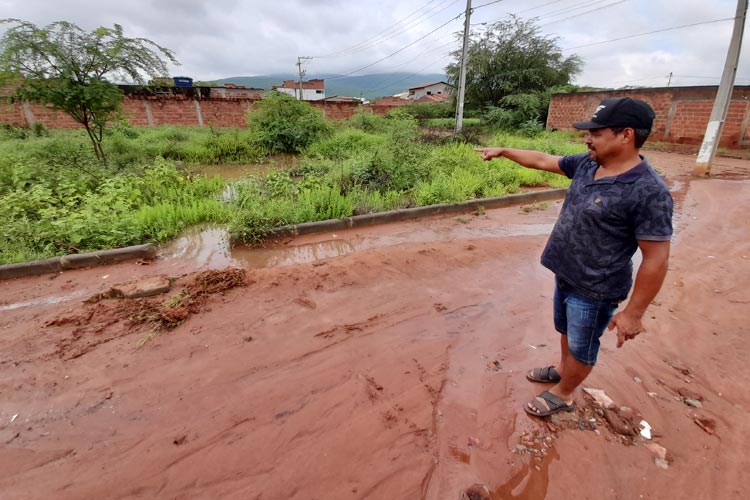 Brumado: Enxurrada de lama da chuva invade casas e moradores cobram conclusão de pavimentação no Esconso