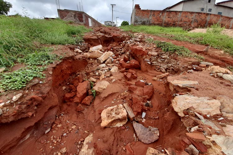 Brumado: Enxurrada de lama da chuva invade casas e moradores cobram conclusão de pavimentação no Esconso