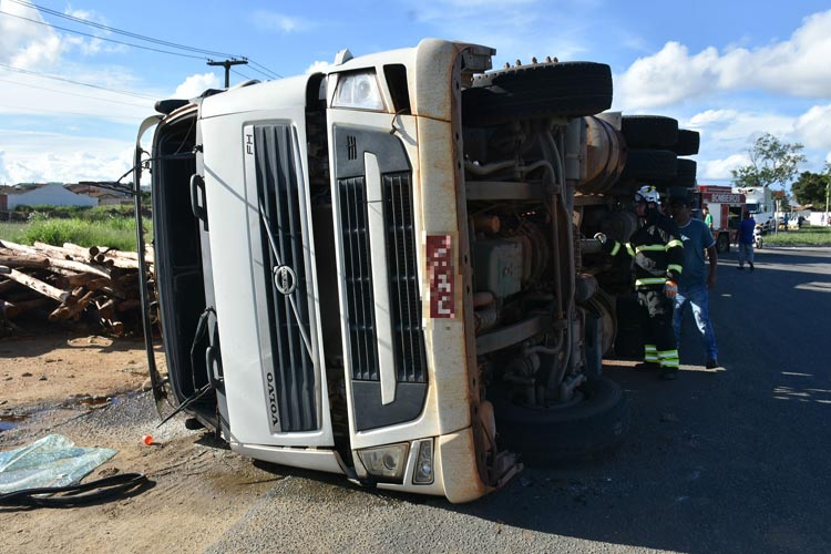 Caminhão carregado de eucalipto tomba e deixa taxista ferido em Vitória da Conquista