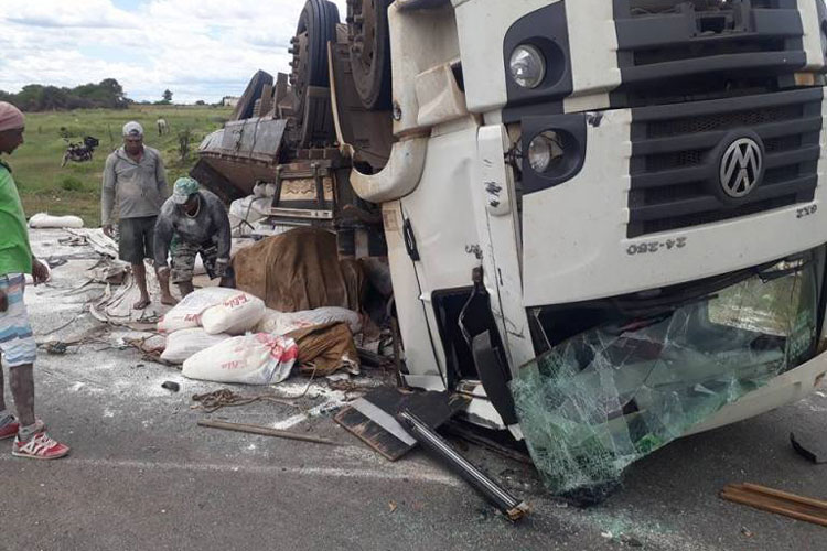 Caminhão carregado com farinha tomba na BA-152 no município de Caturama