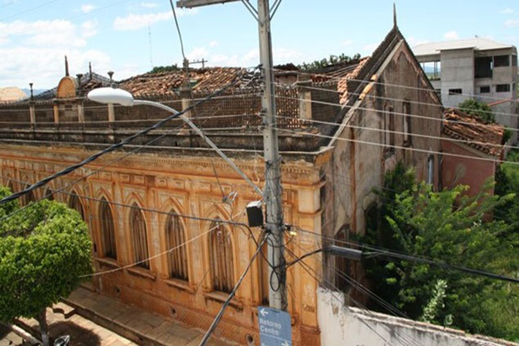 Casarão histórico está abandonado e em ruínas em Livramento de Nossa Senhora