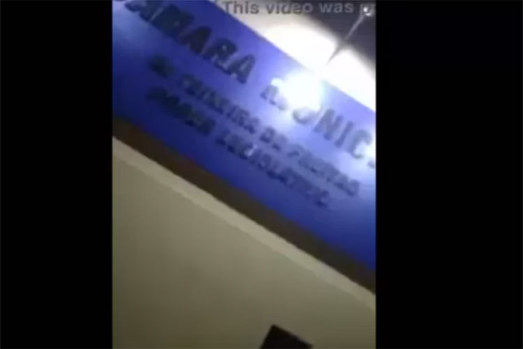 Casal grava vídeo fazendo sexo em frente a câmara de vereadores em Teixeira de Freitas