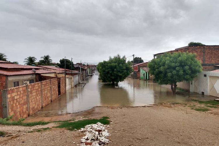 Chuva forte deixa ruas alagadas em Barra, no oeste da Bahia