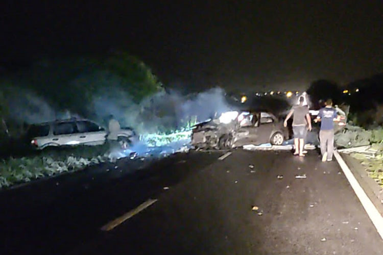 Acidente com 3 veículos deixa 4 feridos na BR-030 em Guanambi