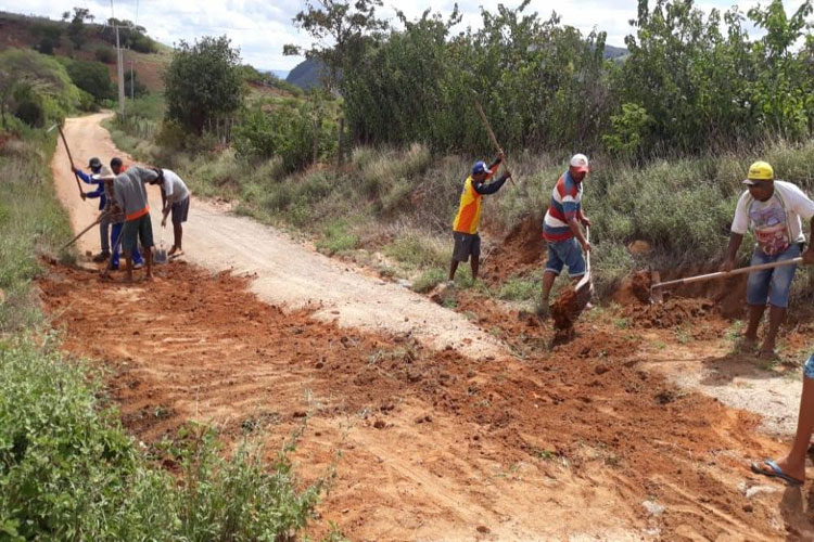Guanambi: Moradores da comunidade de Tanque de Caldeirão consertam estrada vicinal por conta própria