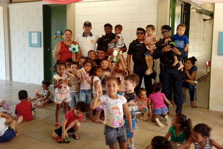 Brumado: GCM realiza entrega de brinquedos às crianças do CAIC