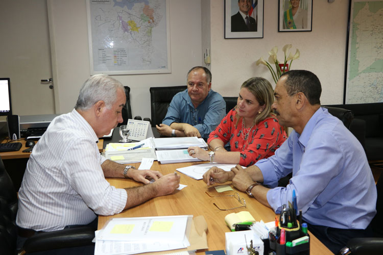 Ivana Bastos solicita obras de pavimentação para o município de Palmas de Monte Alto