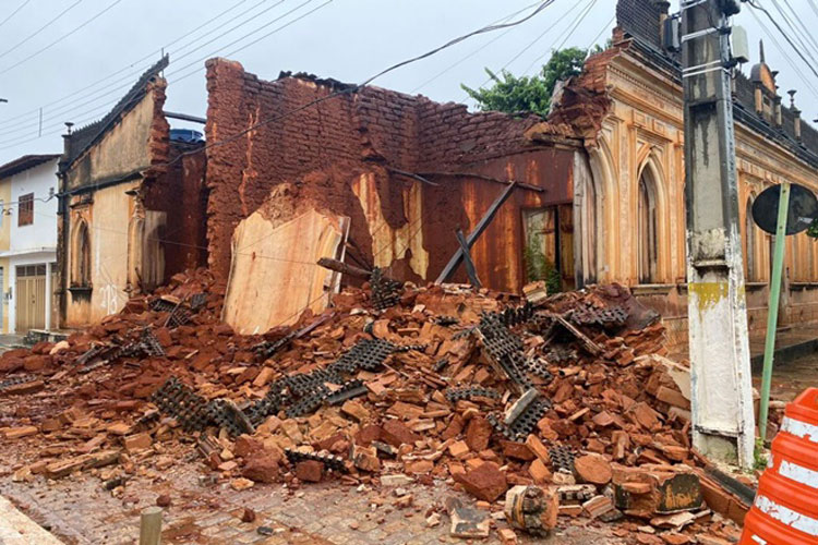 Casarão histórico está abandonado e em ruínas em Livramento de Nossa Senhora