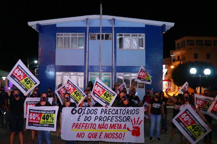 Professores vão às ruas cobrar da administração de Tanhaçu os 60% dos precatórios da educação