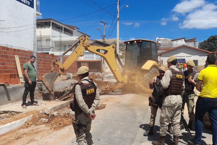Discordância entre prefeitura e cidadão vira caso de polícia e obra é demolida em Brumado