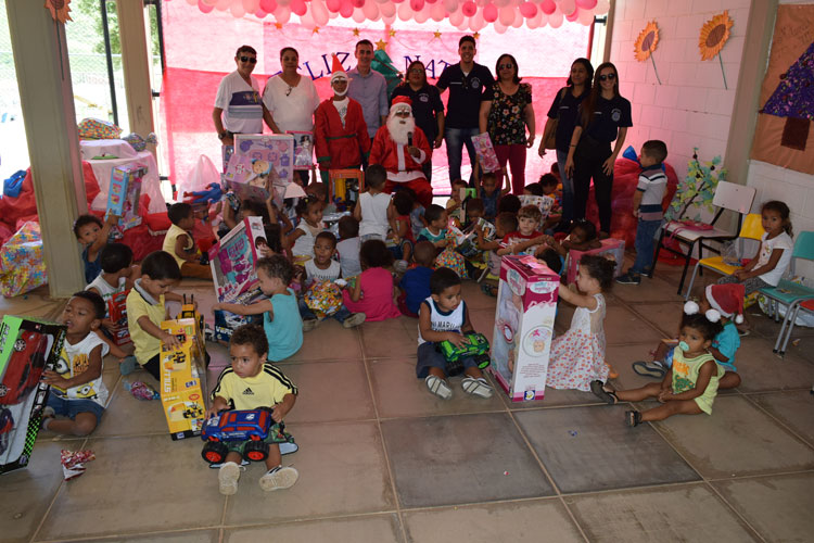 Brumado: Polícia Civil antecipa alegria do Natal para crianças da creche do Caic