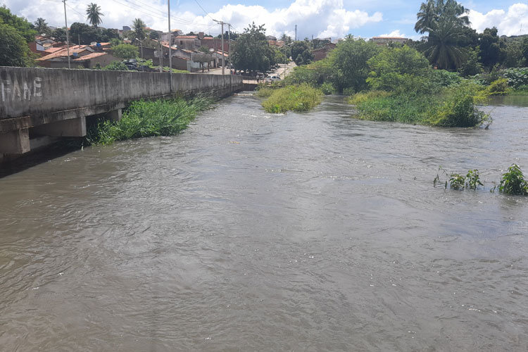 Brumado: Enxurrada das chuvas está empurrando esgoto do Rio do Antônio da sede para zona rural