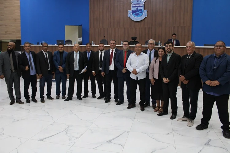 Câmara de Vereadores recepciona presidente da Univas em Brumado