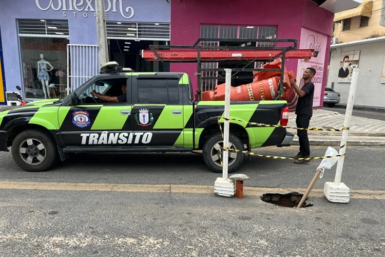 Rompimento de tubulação de esgoto interdita via pública em Guanambi