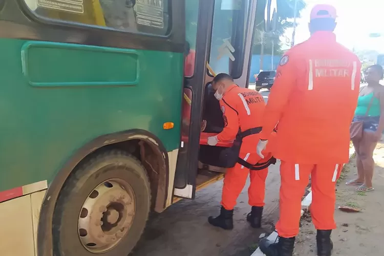 Ilhéus: Gestante em trabalho de parto é atendida por bombeiros em ônibus
