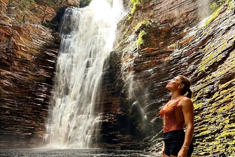 Grazi Massafera visita a Cachoeira do Buracão em Ibicoara