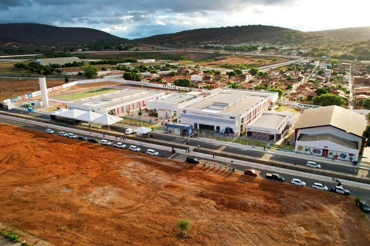Jerônimo Rodrigues entrega Colégio de Tempo Integral em Brumado