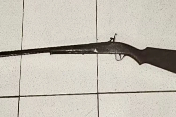 Pai é preso suspeito de ameaçar filha com arma de fogo após sumiço de R$ 30