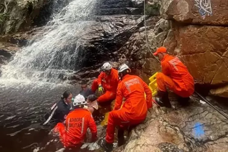 Jacobina: Casal de adolescentes cai de altura de mais de 10 metros em cachoeira