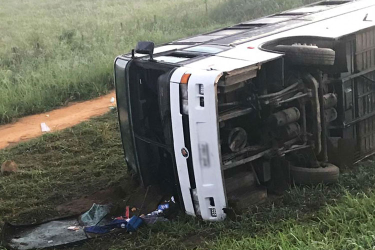 Torcedores do Corinthians ficam feridos após ônibus tombar na BR-116 em Vitória da Conquista