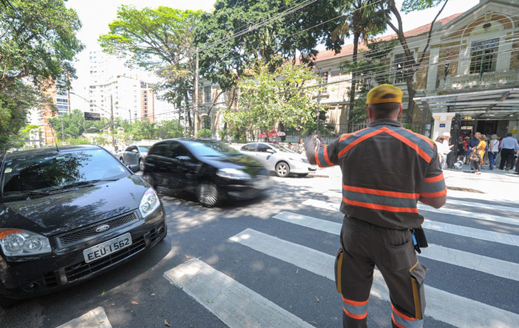 Câmara aprova fim da multa para quem esquecer CNH e licenciamento