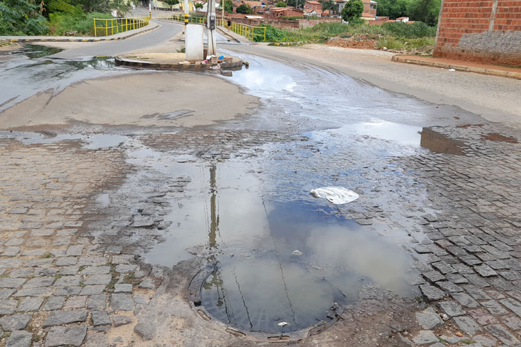 Brumado: Moradores cobram da Embasa manutenção de esgoto que vaza há mais de 10 dias