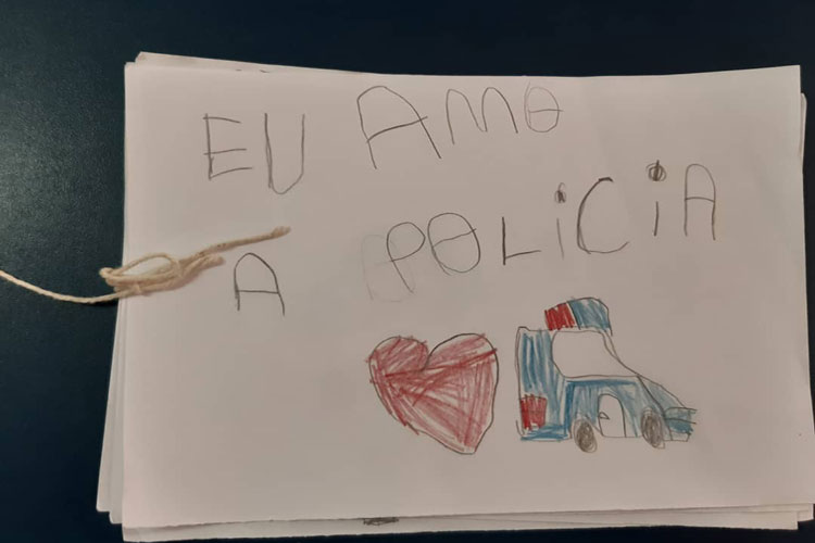Brumado: Criança de 4 anos cria história ilustrada para externar admiração pela Polícia Militar