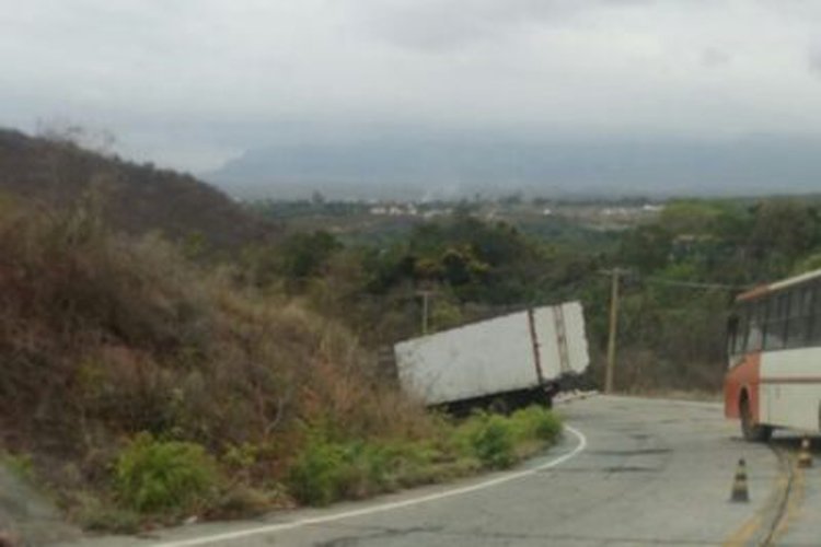 Caminhão baú cai em ribanceira na BA-148 em Livramento de Nossa Senhora