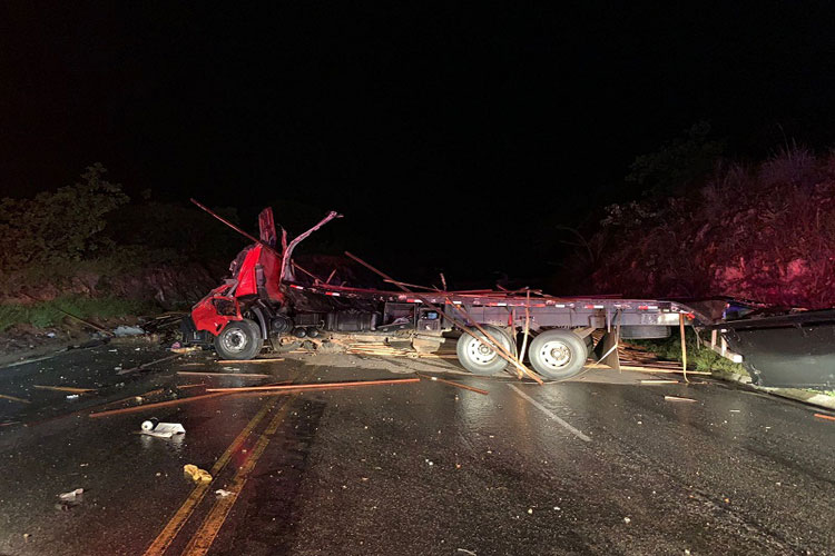 Caraíbas: Caminhão carregado com madeira tomba na BA-262 e motorista morre na hora