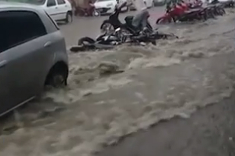 Chuva forte alaga ruas e causa transtornos em Jequié