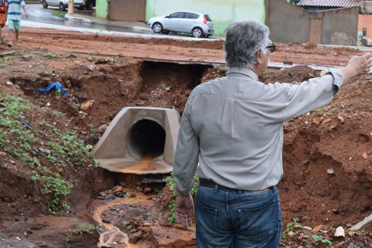 Prefeito culpa falta de esgotamento, Embasa e gestões passadas pelos estragos da chuva em Brumado