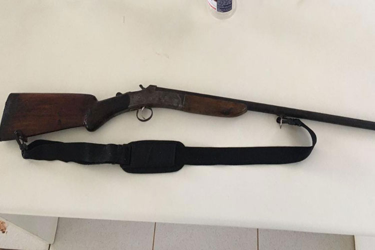 Pai agride filha e acaba preso por porte ilegal de arma de fogo em Caetité