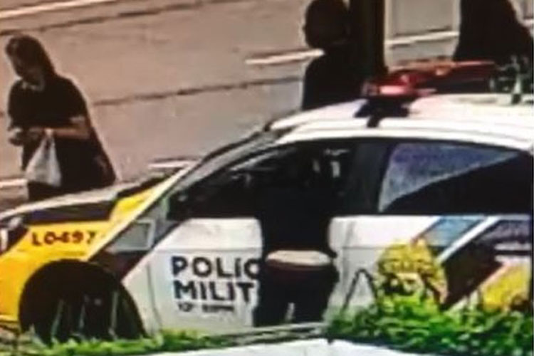 Homem furta celular dentro de carro da polícia