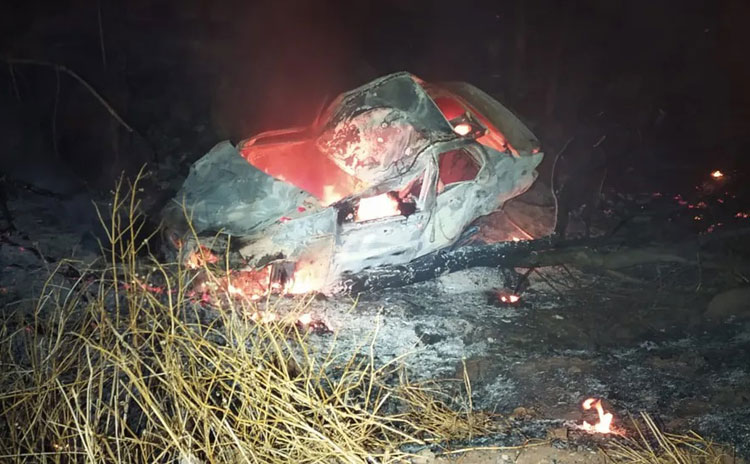 Motorista morre carbonizado após carro capotar e pegar fogo em Ibotirama
