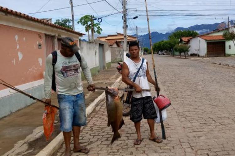 Livramento de Nossa Senhora: Pescadores pegam peixe com mais de 15 kg na lagoa do Bairro Estocada