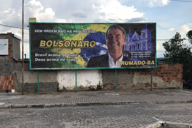 Pré-candidato à presidência, Jair Bolsonaro ganha apoio de simpatizantes com outdoor em Brumado